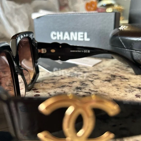 CHANEL Women's Sunglasses in Black with Gold Logo - Picture 4 of 5